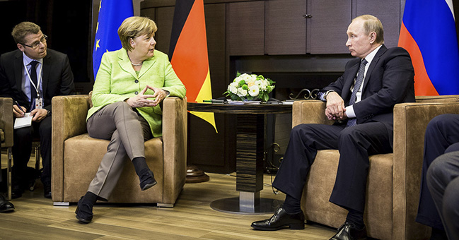 Bundeskanzlerin Angela Merkel unterhält sich mit Russlands Präsident Wladimir Putin.