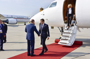 Olaf Scholz, Erster Bürgermeister von Hamburg, begrüßt den französischen Präsidenten Emmanuel Macron und seine Frau Brigitte am Hamburger Flughafen. 