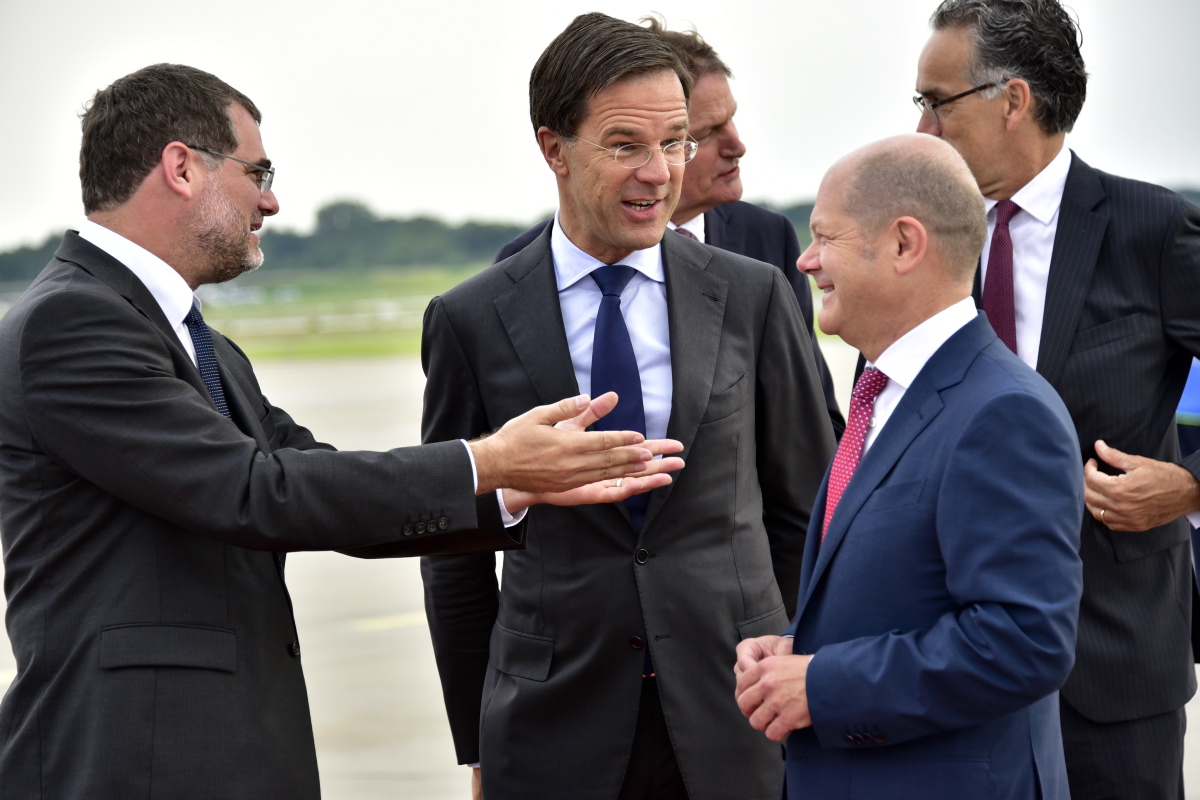 Der niederländische Ministerpräsident Mark Rutte wird bei der Ankunft am Hamburger Flughafen begrüßt. 