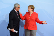 Bundeskanzlerin Angela Merkel begrüßt Jean-Claude Juncker, Präsident der Europäischen Kommission, zum G20-Gipfel auf dem Messegelände in Hamburg.