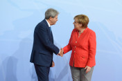 Bundeskanzlerin Angela Merkel begrüßt Paolo Gentiloni, Ministerpräsident Italiens, zum G20-Gipfel auf dem Messegelände in Hamburg.