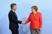 Bundeskanzlerin Angela Merkel begrüßt den argentinischen Präsidenten Mauricio Macri zum G20-Gipfel in Hamburg. 