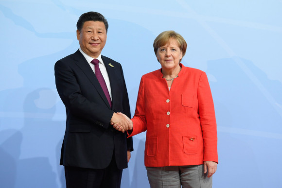 Bundeskanzlerin Angela Merkel begrüßt den chinesischen Präsidenten Xi Jinping zum G20-Gipfel in Hamburg. 