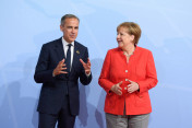 Bundeskanzlerin Angela Merkel begrüßt den FSB-Vorsitzenden Mark Carney zum G20-Gipfel in Hamburg. 