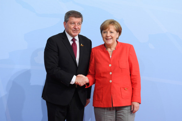 Bundeskanzlerin Angela Merkel begrüßt den ILO-Generaldirektor Guy Ryder zum G20-Gipfel in Hamburg.  