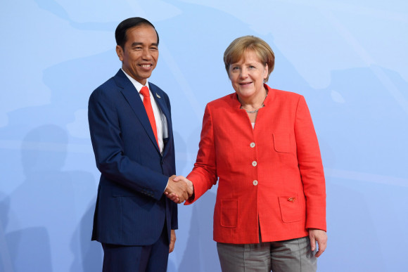 Bundeskanzlerin Angela Merkel begrüßt den indonesischen Präsidenten Joko Widodo zum G20-Gipfel in Hamburg. 