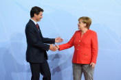 Bundeskanzlerin Angela Merkel begrüßt den kanadischen Premierminister Justin Trudeau zum G20-Gipfel in Hamburg. 