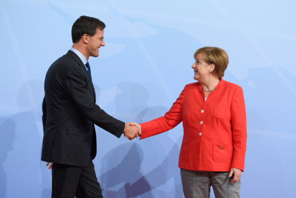 Bundeskanzlerin Angela Merkel begrüßt den niederländischen Ministerpräsidenten Mark Rutte zum G20-Gipfel in Hamburg. 