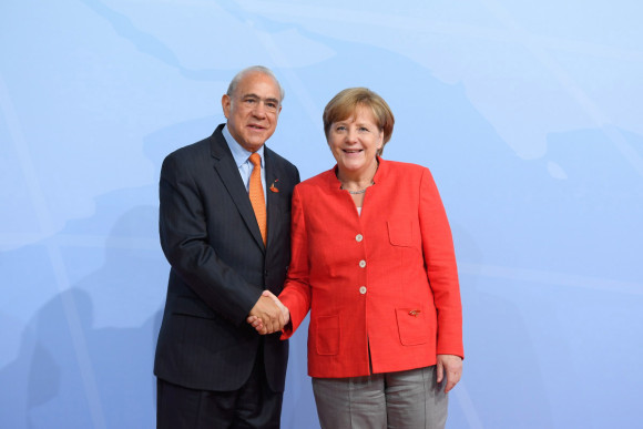 Bundeskanzlerin Angela Merkel begrüßt den OECD-Generalsekretär Ángel Gurría zum G20-Gipfel in Hamburg. 