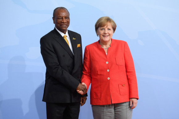 Bundeskanzlerin Angela Merkel begrüßt den Präsidenten von Guinea und AU-Vorsitzenden Alpha Condé zum G20-Gipfel in Hamburg. 