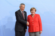 Bundeskanzlerin Angela Merkel begrüßt den Premierminister von Singapur Lee Hsien Loong zum G20-Gipfel in Hamburg. 