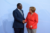 Bundeskanzlerin Angela Merkel begrüßt den senegalesischen Präsidenten und NEPAD-Vorsitzenden Macky Sall zum G20-Gipfel in Hamburg. 