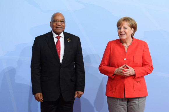 Bundeskanzlerin Angela Merkel begrüßt den südafrikanischen Präsidenten Jacob Zuma zum G20-Gipfel in Hamburg. 