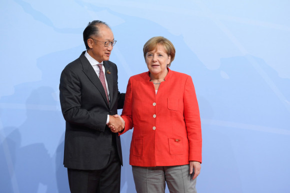 Bundeskanzlerin Angela Merkel begrüßt den Weltbank-Präsidenten Kim Jim Yong zum G20-Gipfel in Hamburg. 