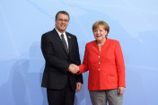 Bundeskanzlerin Angela Merkel begrüßt den WTO-Generaldirektor Roberto Azevêdo zum G20-Gipfel in Hamburg. 