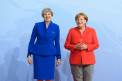 Bundeskanzlerin Angela Merkel begrüßt die britische Premierministerin Theresa May zum G20-Gipfel in Hamburg. 