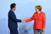 Bundeskanzlerin Angela Merkel begrüßt den japanischen Ministerpräsidenten Shinzō Abe vor Beginn zum G20-Gipfel in Hamburg. 