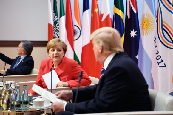 Bundeskanzlerin Angela Merkel im Gespräch mit dem US-Präsidenten Donald Trump vor Beginn eines Retreats zum Thema Terrorismusbekämpfung.