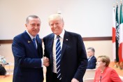 Donald Trump, Präsident der Vereinigten Staaten von Amerika, begrüßt Recep Tayyip Erdoğan, Präsident der Türkei, vor Beginn eines Retreats zum Thema Terrorismusbekämpfung.