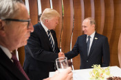 Donald Trump, Präsident der Vereinigten Staaten von Amerika, im Gespräch mit dem russischen Präsidenten Wladimir Putin am Rande des Retreats. Links: EU-Kommissionspräsident Juncker.