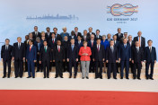 Familienfoto der G20-Staats- und Regierungschefs und der geladenen G20-Teilnehmer. 