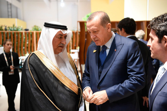 Ibrahim bin Abdulaziz Al-Assaf, Staatsminister des Königreiches Saudi-Arabien, im Gespräch mit dem türkischen Präsidenten Recep Tayyip Erdoğan. 