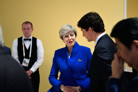 Justin Trudeau, Premierminister Kanadas, im Gespräch mit Theresa May, Premierministerin Großbritanniens, vor Beginn des Retreats zum Thema Terrorismusbekämpfung.