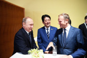 Wladimir Putin, Präsident Russlands, im Gespräch mit Donald Tusk, Präsident des Europäischen Rates, und Shinzō Abe, Ministerpräsident Japans, vor Beginn des Retreats zum Thema Terrorismusbekämpfung.