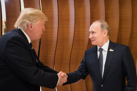 US-Präsident Donald Trump und der russische Präsident Wladimir Putin begrüßen sich vor Beginn des Retreats.