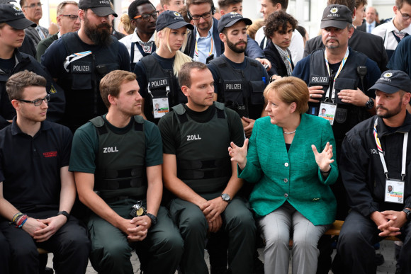 Nach der Pressekonferenz besucht die Kanzlerin Sicherheitskräfte, die während des Gipfels im Einsatz waren. 