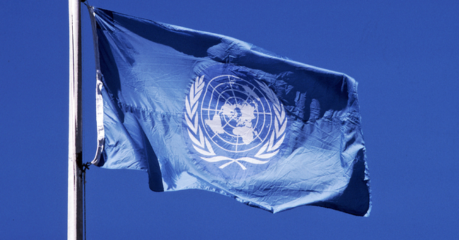 Flagge der Vereinten Nationen vor dem UN-Hauptsitz in New York
