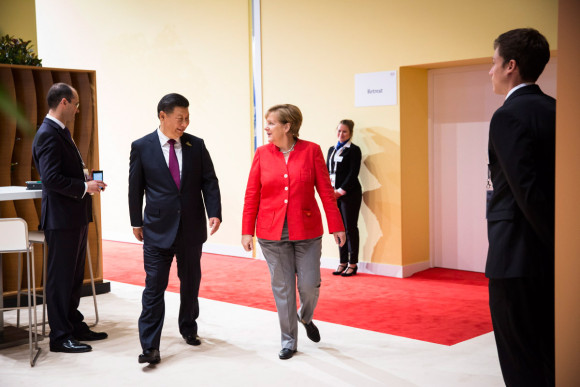 Federal Chancellor Angela Merkel accompanies Chinese President Xi Jinping to the retreat.