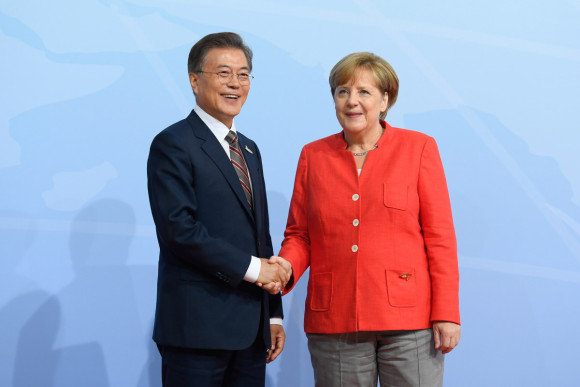 Federal Chancellor Angela Merkel welcomes the President of the Republic of Korea, Moon Jae-in, to the G20 Summit in Hamburg. 
