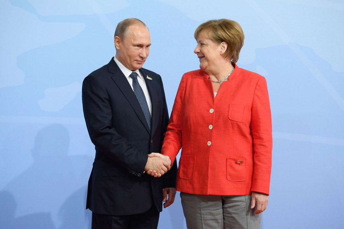 Federal Chancellor Angela Merkel welcomes Russian President Vladimir Putin to the G20 Summit in Hamburg. 