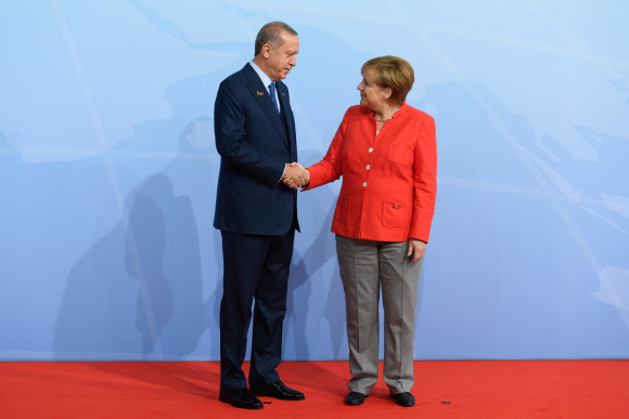 Federal Chancellor Angela Merkel welcomes the Turkish President, Recep Tayyip Erdoğan, to the G20 Summit in Hamburg. 